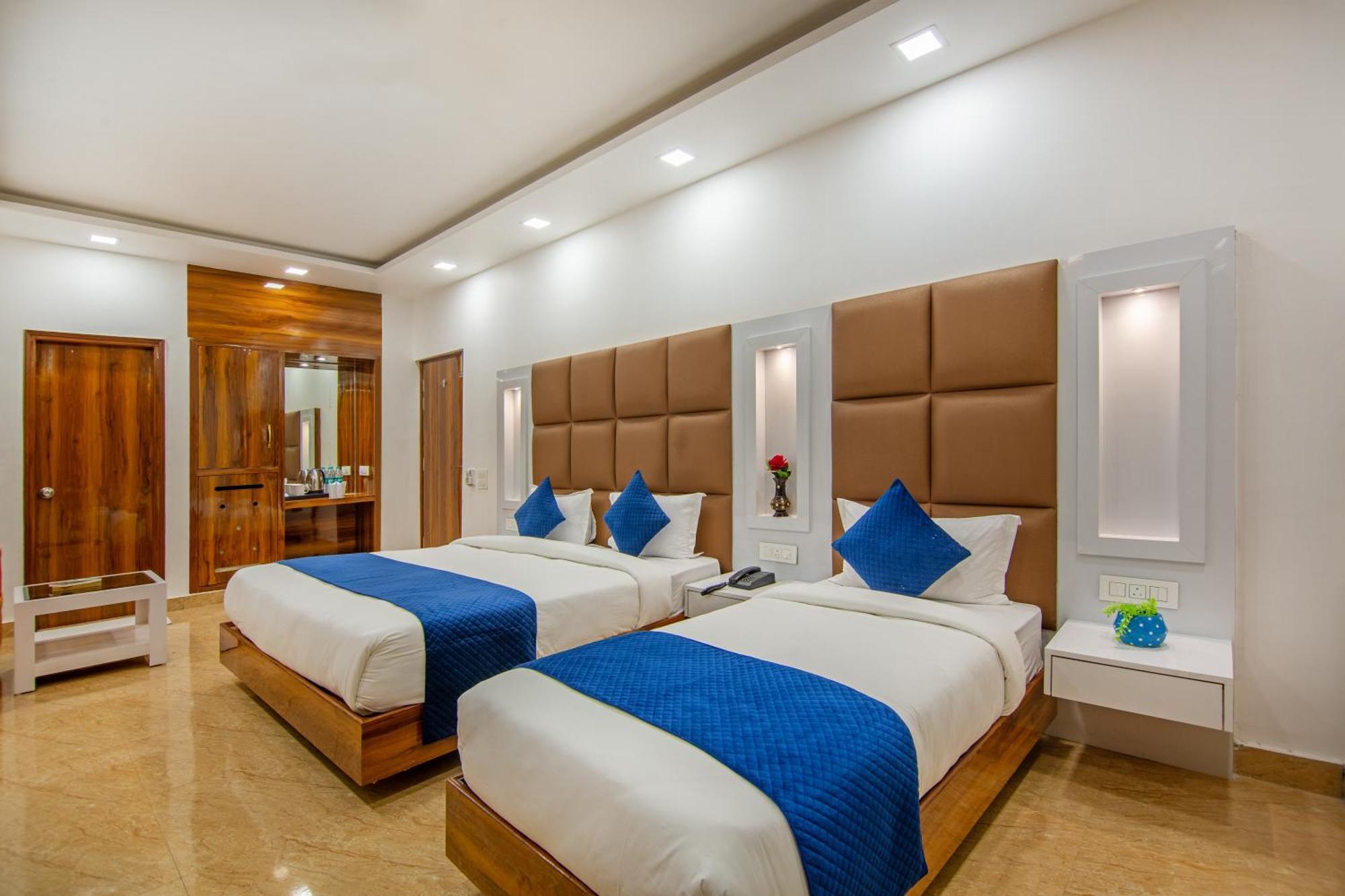 Rahul Palace By Golden Tree Near Metro Station And Ajmal Khan Market 뉴델리 외부 사진
