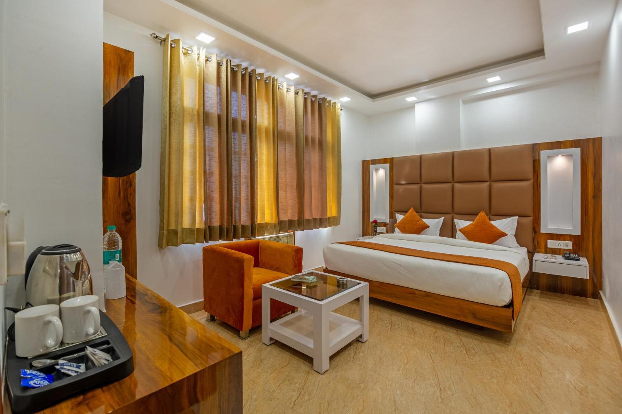 Rahul Palace By Golden Tree Near Metro Station And Ajmal Khan Market 뉴델리 외부 사진