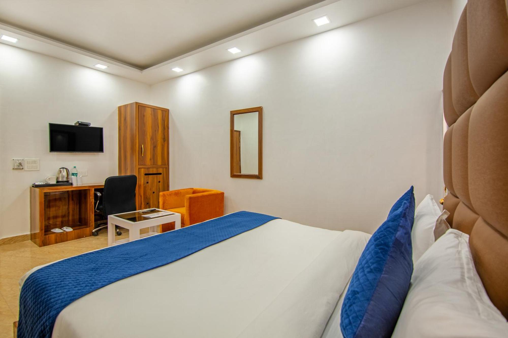 Rahul Palace By Golden Tree Near Metro Station And Ajmal Khan Market 뉴델리 외부 사진