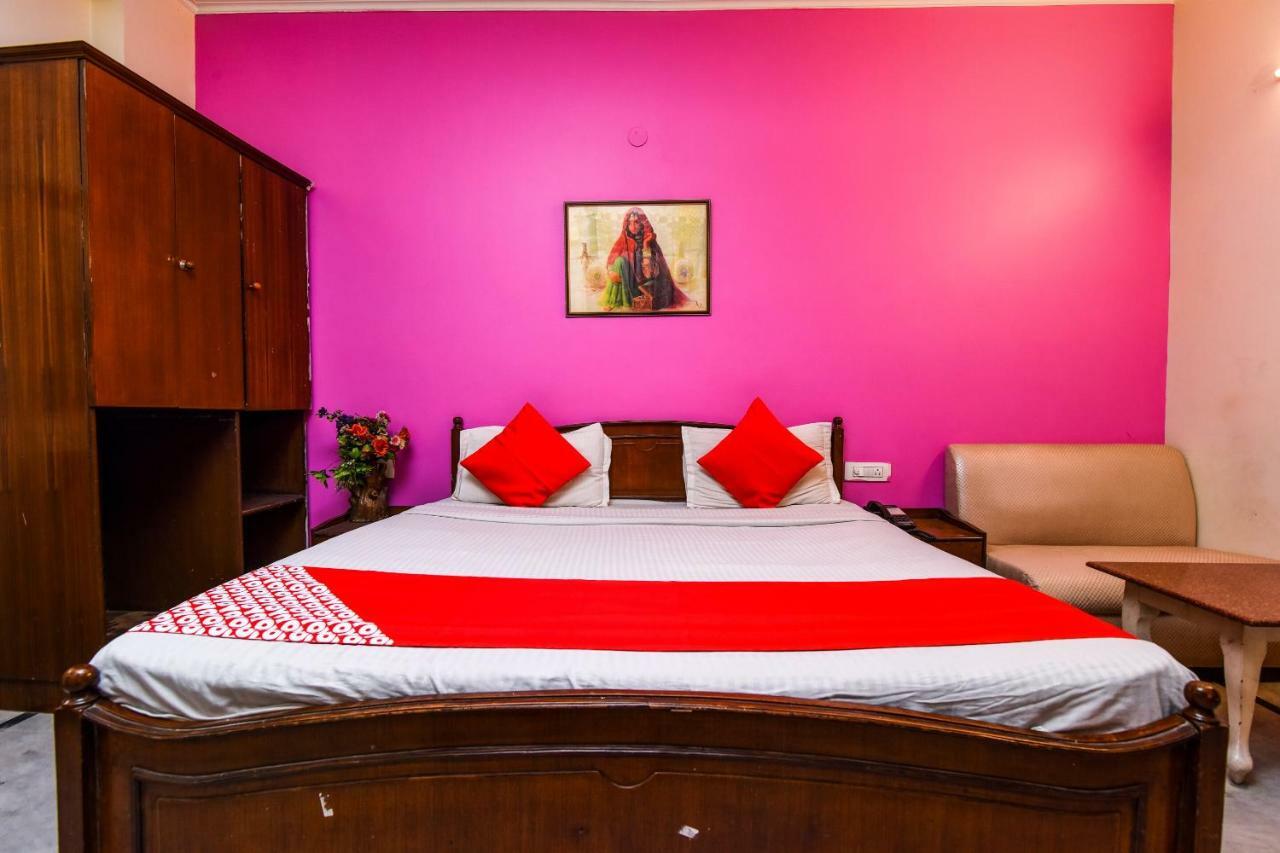 Rahul Palace By Golden Tree Near Metro Station And Ajmal Khan Market 뉴델리 외부 사진