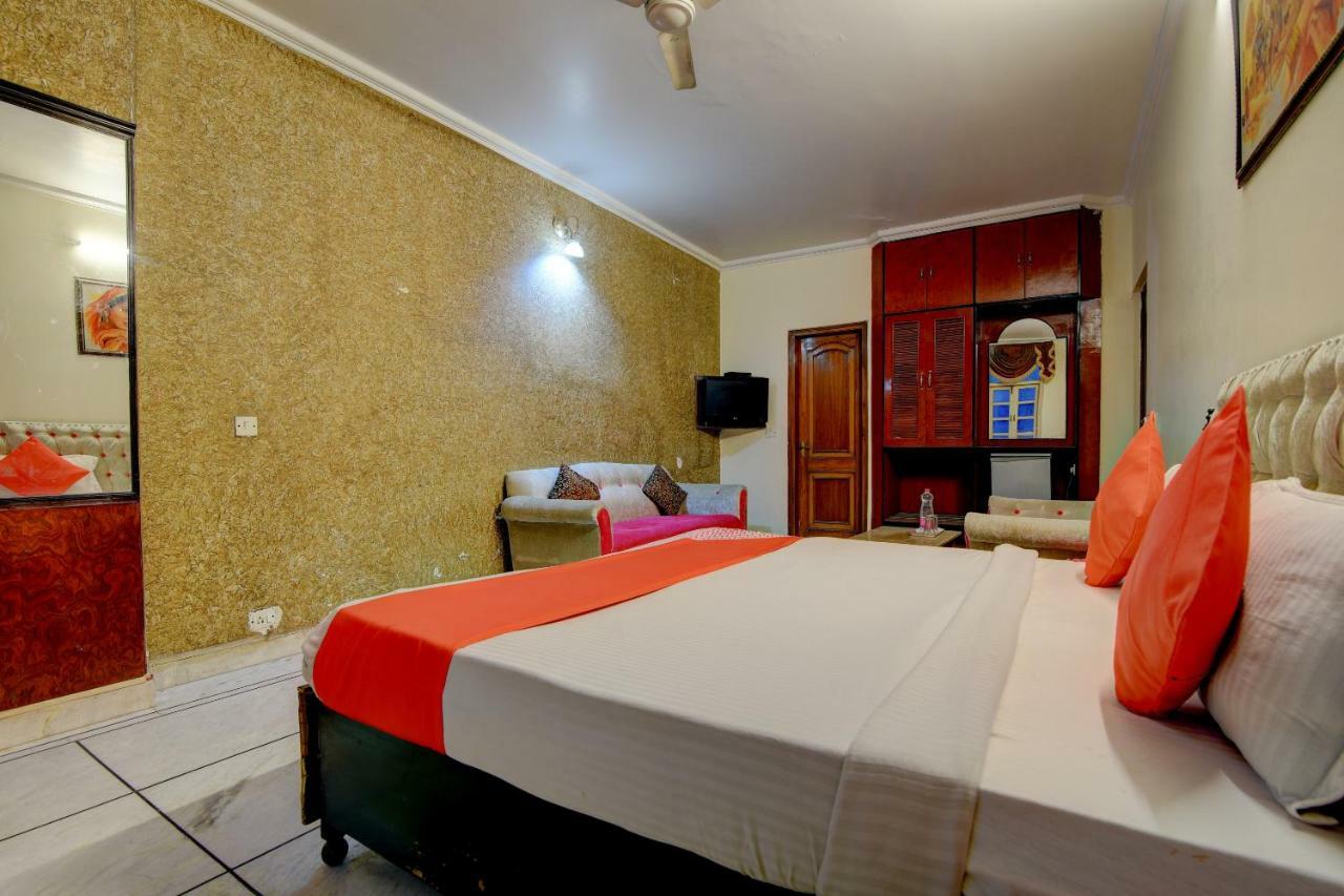 Rahul Palace By Golden Tree Near Metro Station And Ajmal Khan Market 뉴델리 외부 사진